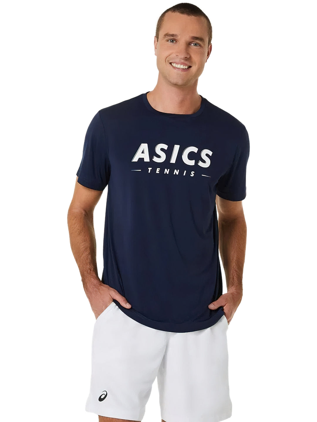 Hombre vistiendo playera deportiva azul marino ASICS y shorts blancos.