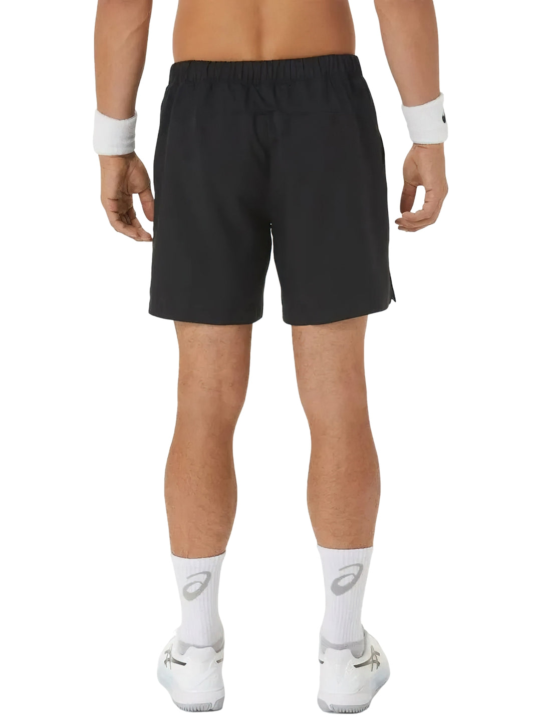 Hombre vistiendo pantalones cortos deportivos color negro de la marca ASICS.