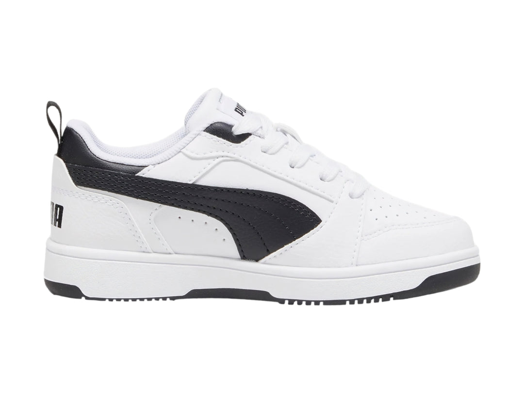 Tenis PUMA Rebound V6 Lo blancos con franja y talón en color negro.