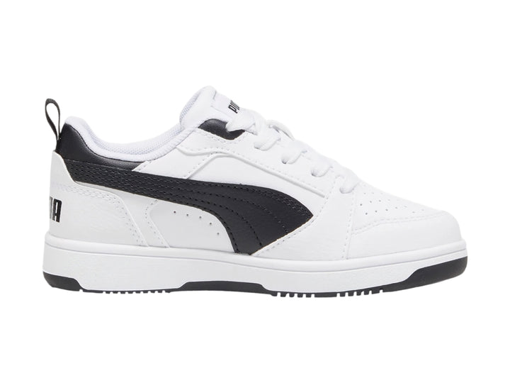 Tenis PUMA Rebound V6 Lo blancos con franja y talón en color negro.