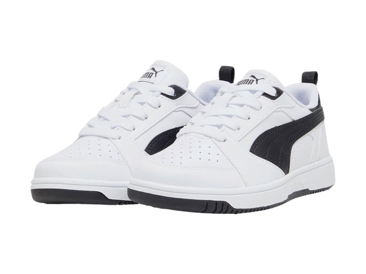 Tenis PUMA Rebound V6 Lo blancos con franja y talón en color negro.