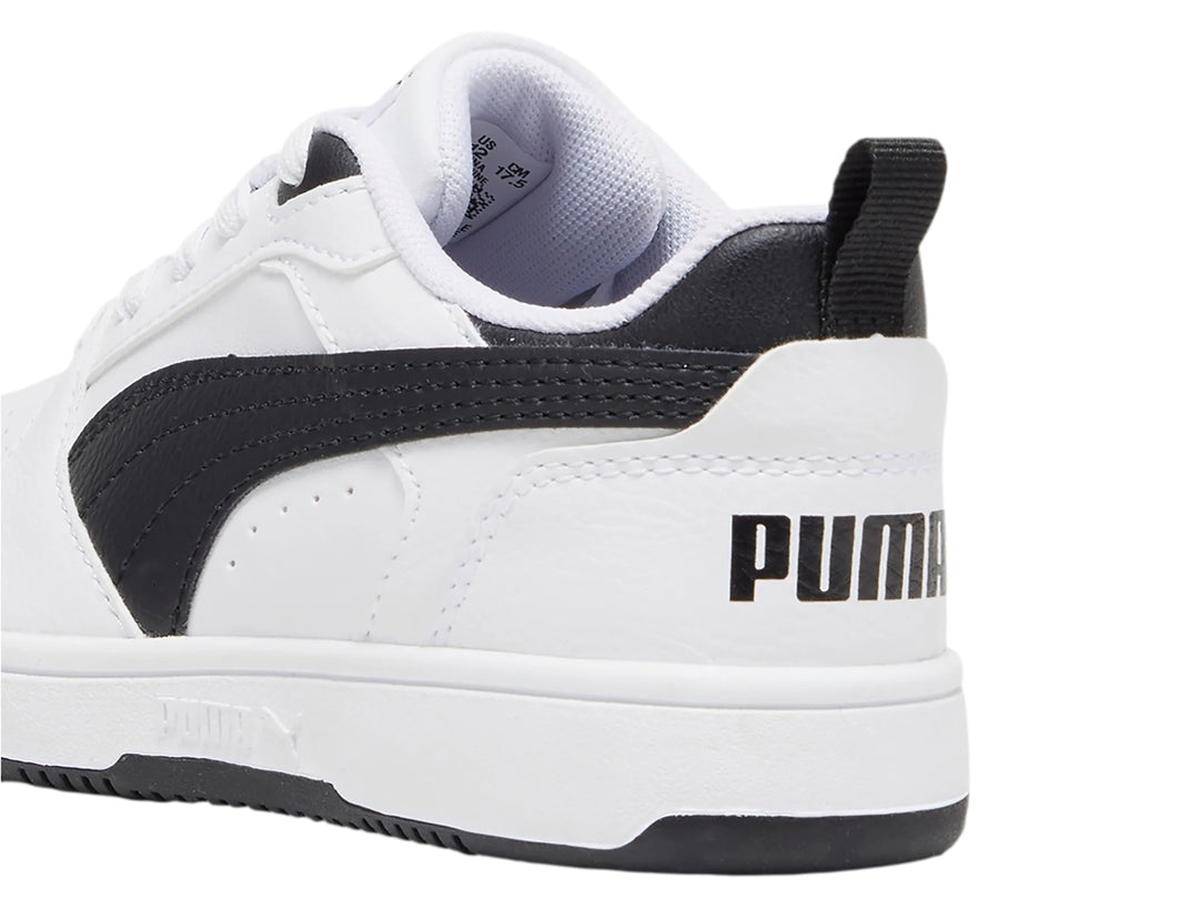 Tenis PUMA Rebound V6 Lo blancos con franja y talón en color negro.