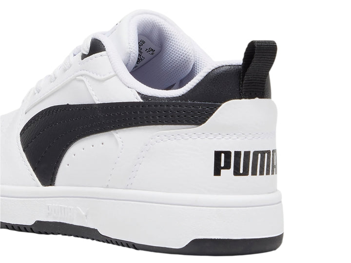 Tenis PUMA Rebound V6 Lo blancos con franja y talón en color negro.