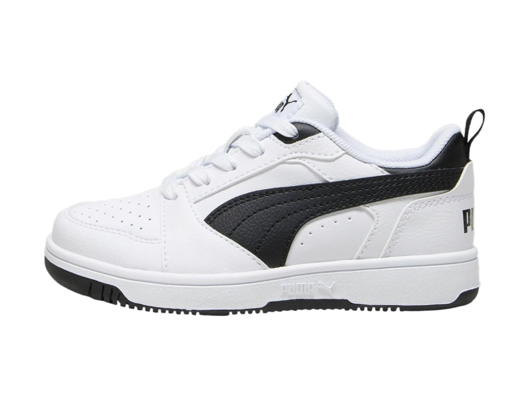 Tenis PUMA Rebound V6 Lo blancos con franja y talón en color negro.