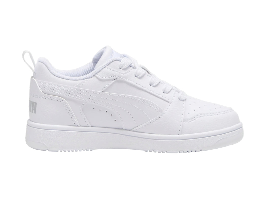 Tenis PUMA Rebound V6 Lo PS en color blanco con detalles en gris claro, diseño deportivo de corte bajo.