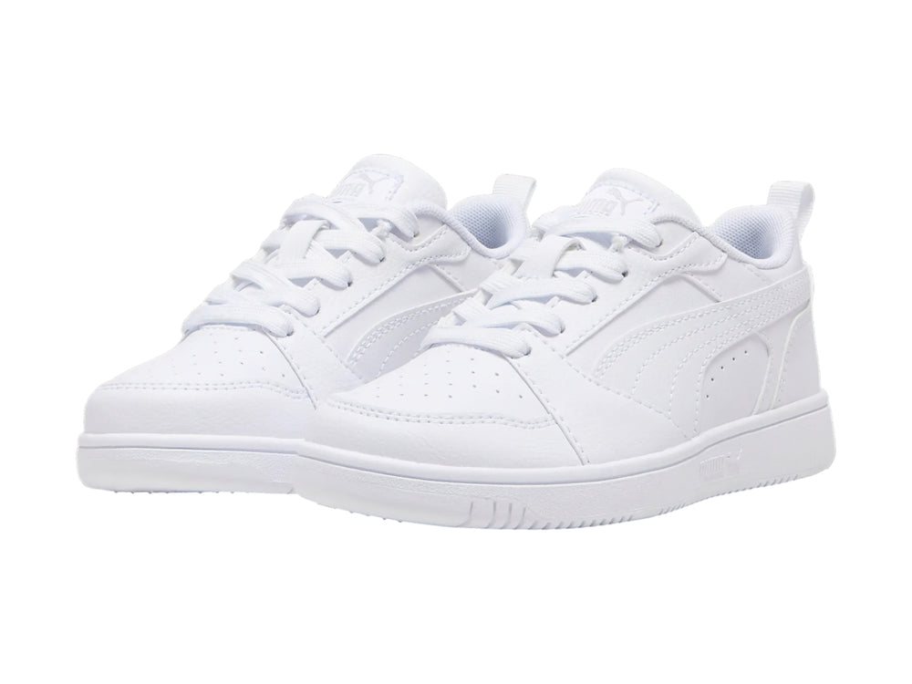 Tenis PUMA Rebound V6 Lo PS en color blanco con detalles en gris claro, diseño deportivo de corte bajo.