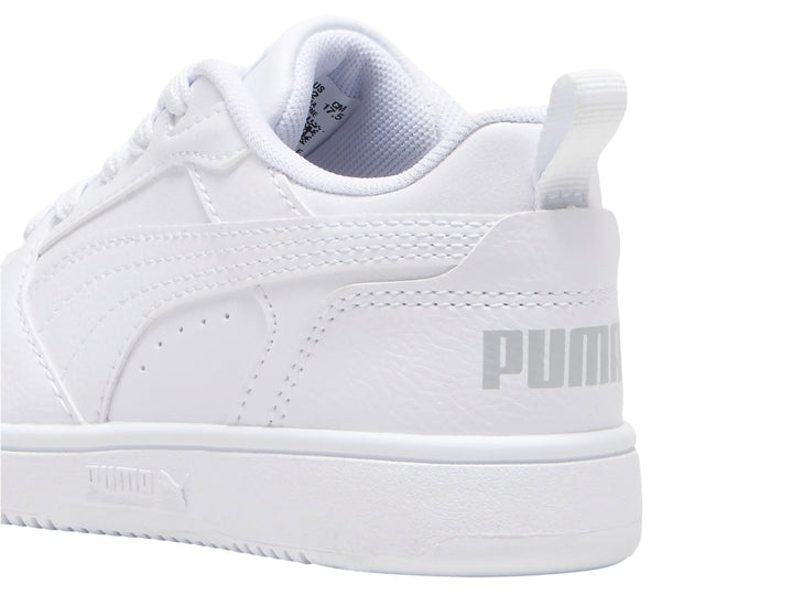 Tenis PUMA Rebound V6 Lo PS en color blanco con detalles en gris claro, diseño deportivo de corte bajo.