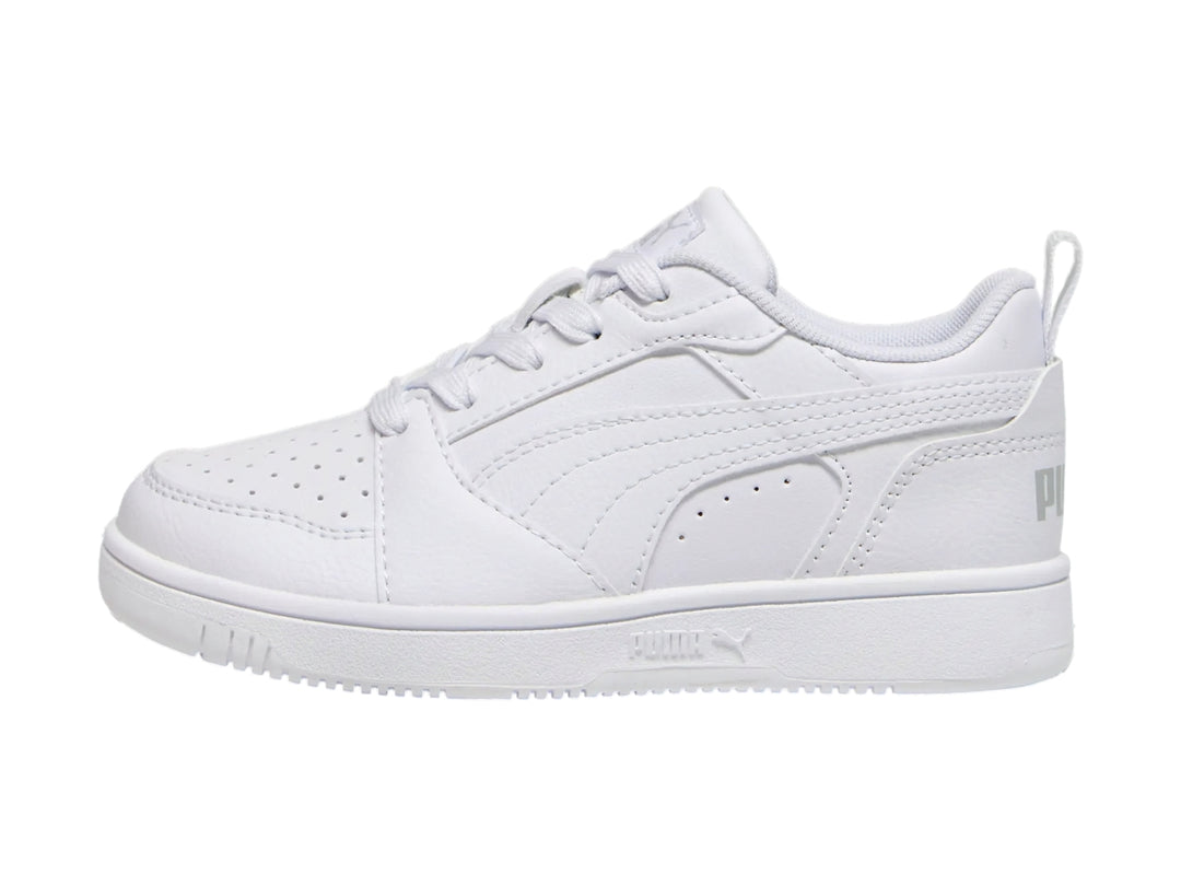 Tenis PUMA Rebound V6 Lo PS en color blanco con detalles en gris claro, diseño deportivo de corte bajo.