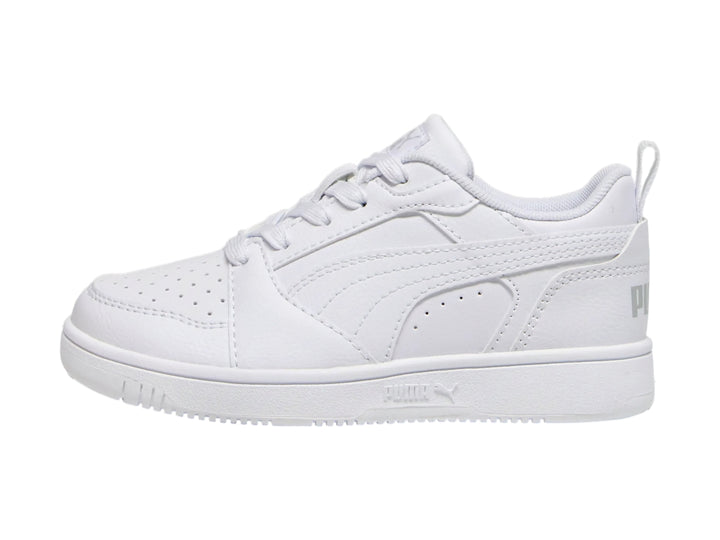 Tenis PUMA Rebound V6 Lo PS en color blanco con detalles en gris claro, diseño deportivo de corte bajo.