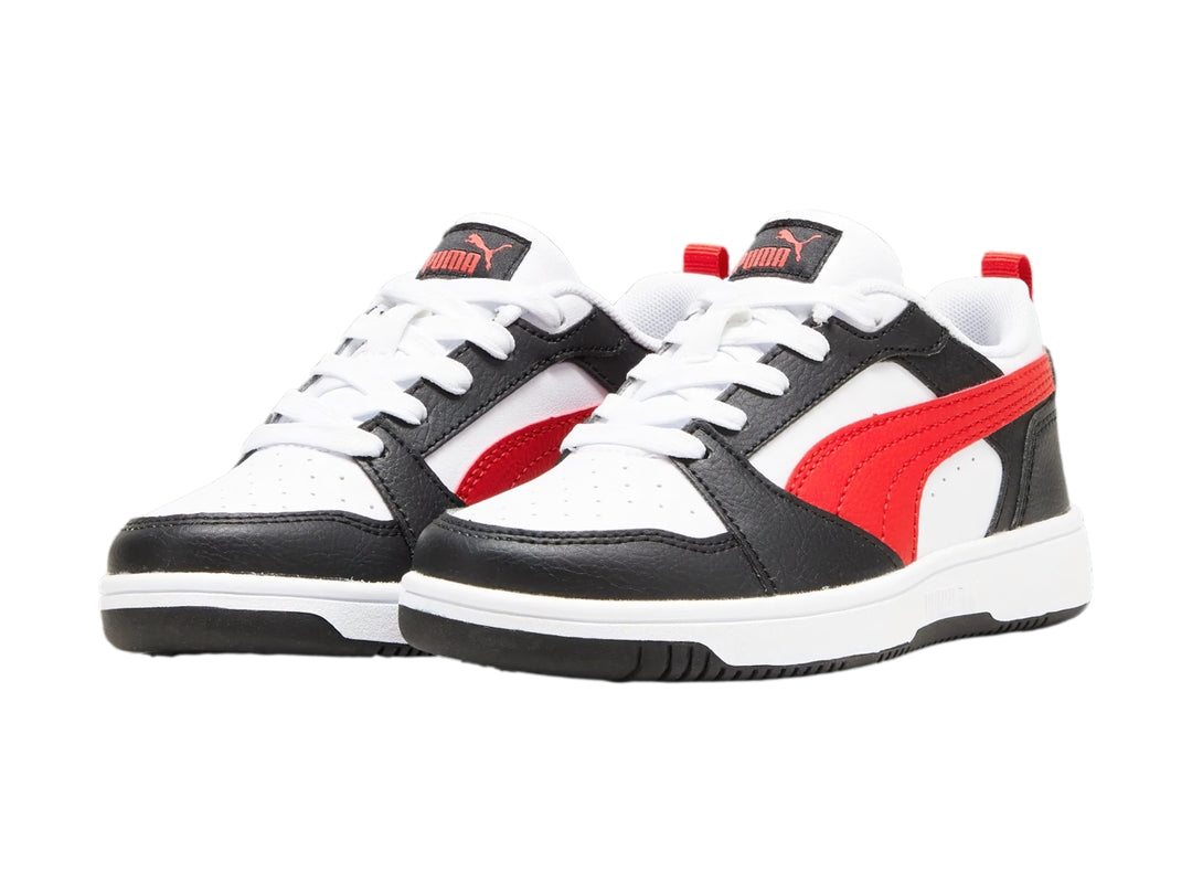 Tenis deportivos PUMA REBOUND V6 LO PS en colores blanco, negro y rojo con suela blanca.