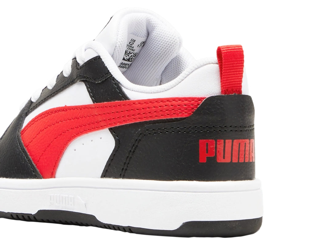 Tenis deportivos PUMA REBOUND V6 LO PS en colores blanco, negro y rojo con suela blanca.