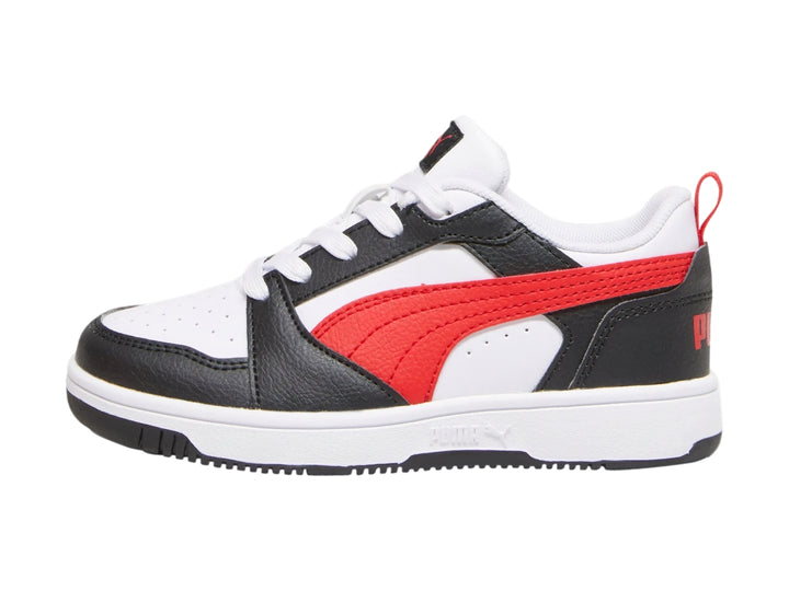 Tenis deportivos PUMA REBOUND V6 LO PS en colores blanco, negro y rojo con suela blanca.