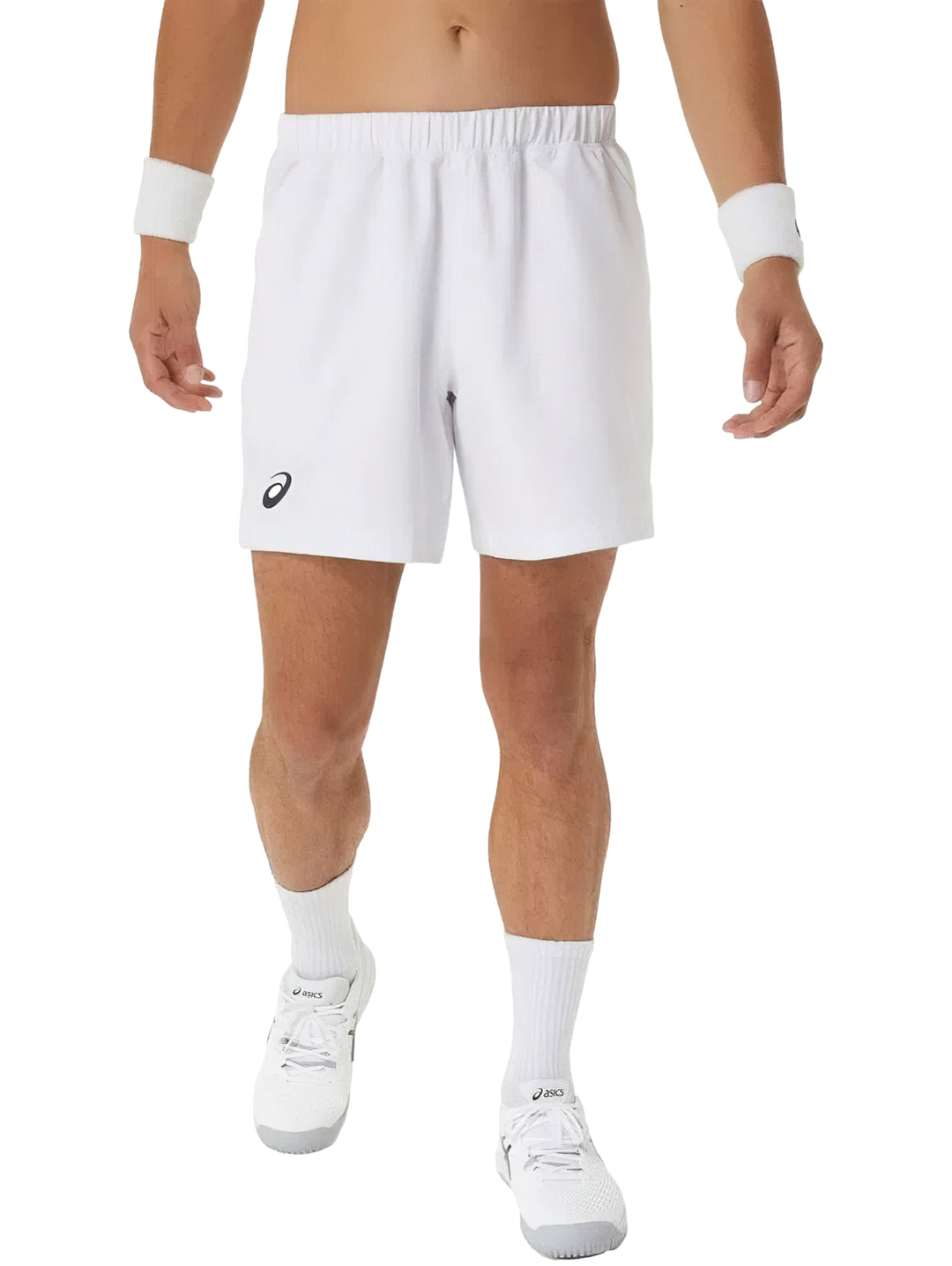 Hombre vistiendo shorts deportivos ASICS color blanco brillante.