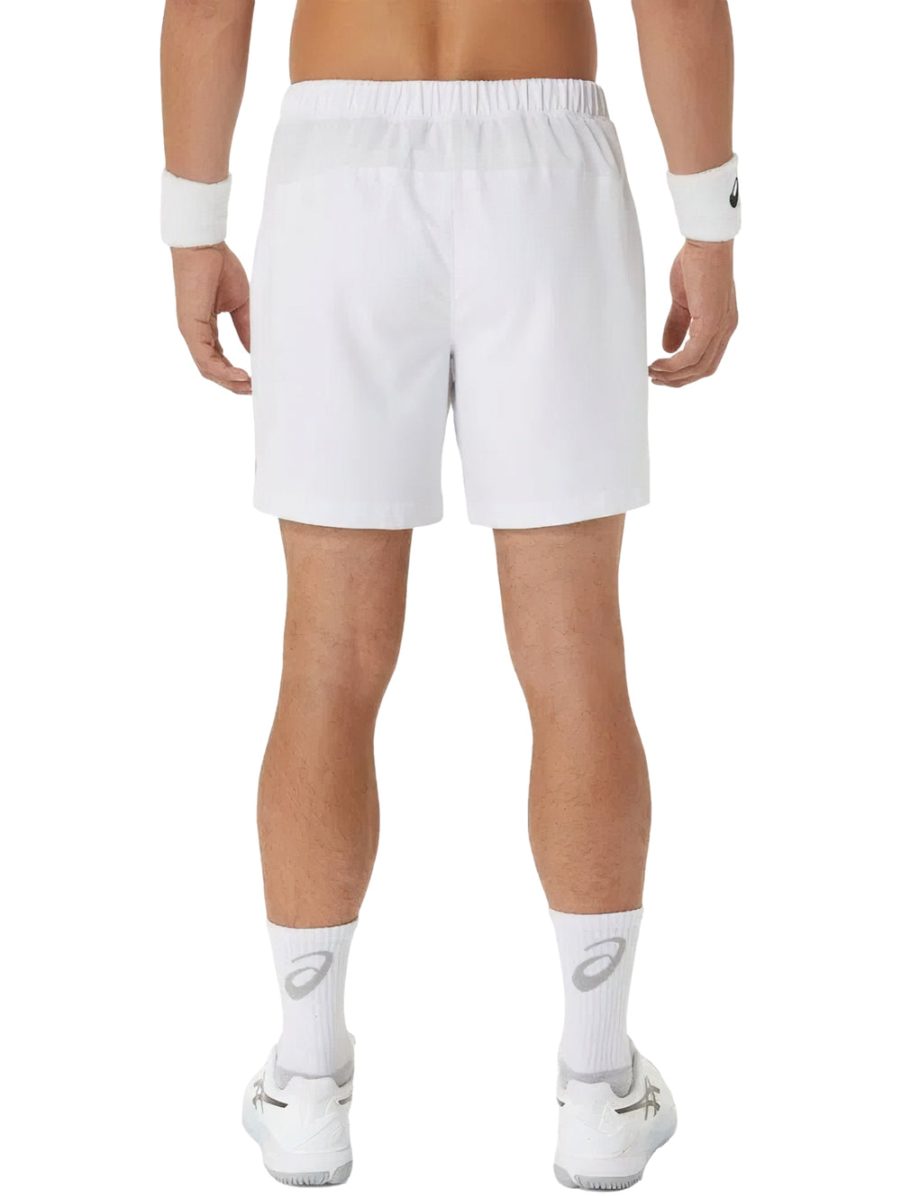 Hombre vistiendo shorts deportivos ASICS color blanco brillante.