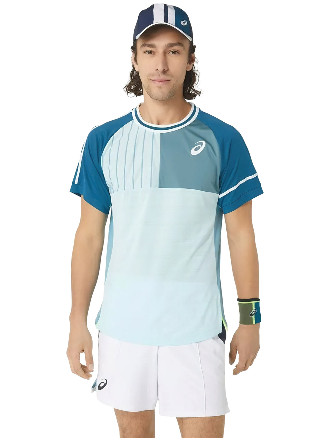 Camiseta deportiva ASICS para hombre en colores azul y aquamarina con diseño de bloques de color.
