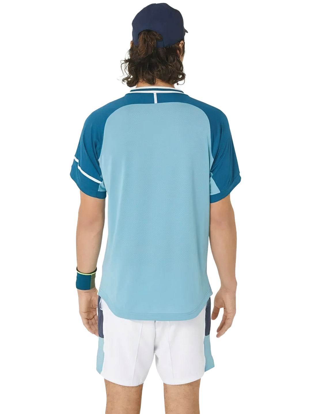 Camiseta deportiva ASICS para hombre en colores azul y aquamarina con diseño de bloques de color.