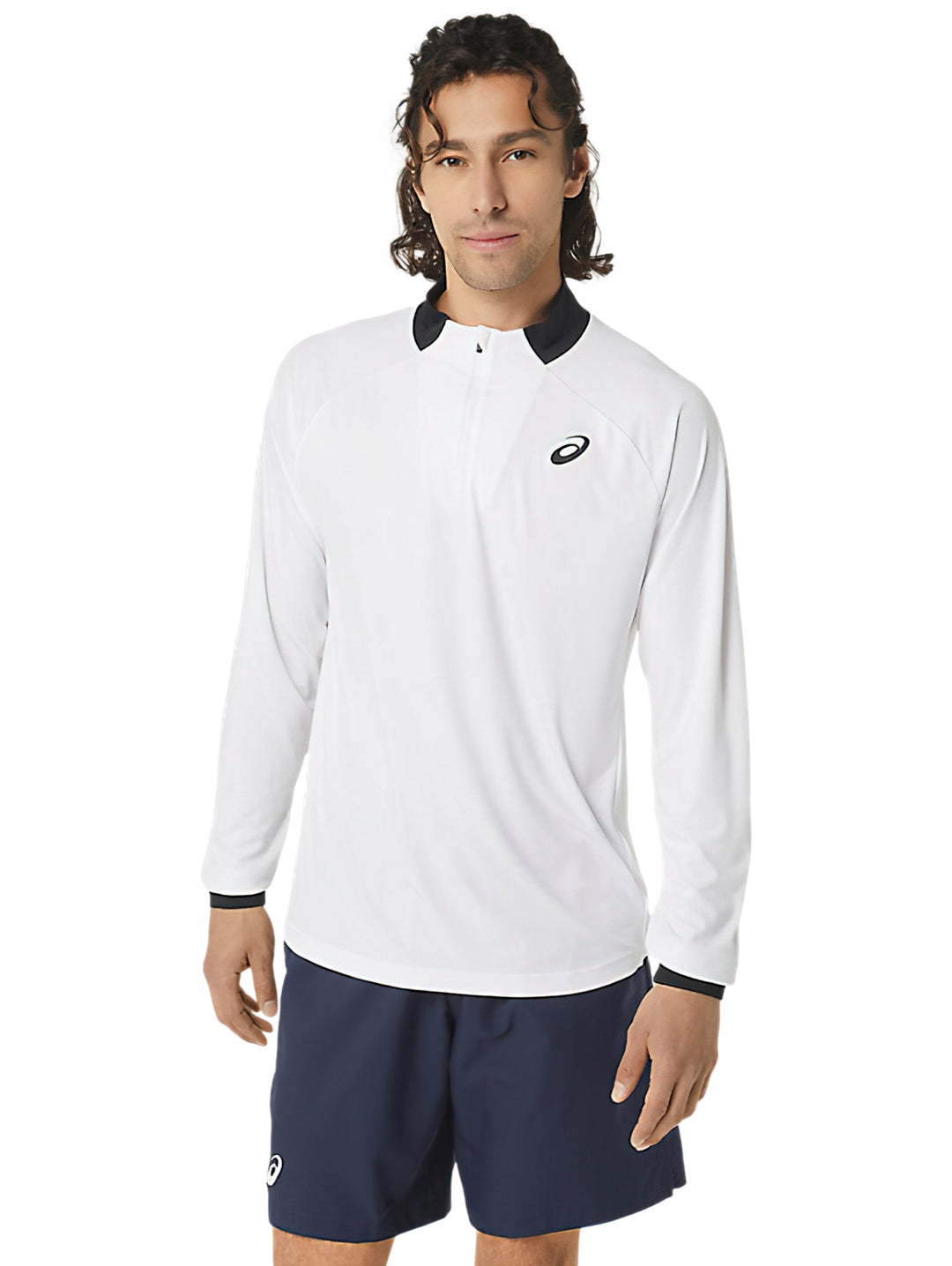 Hombre usando playera deportiva ASICS blanca de manga larga con cuello negro y medio cierre.