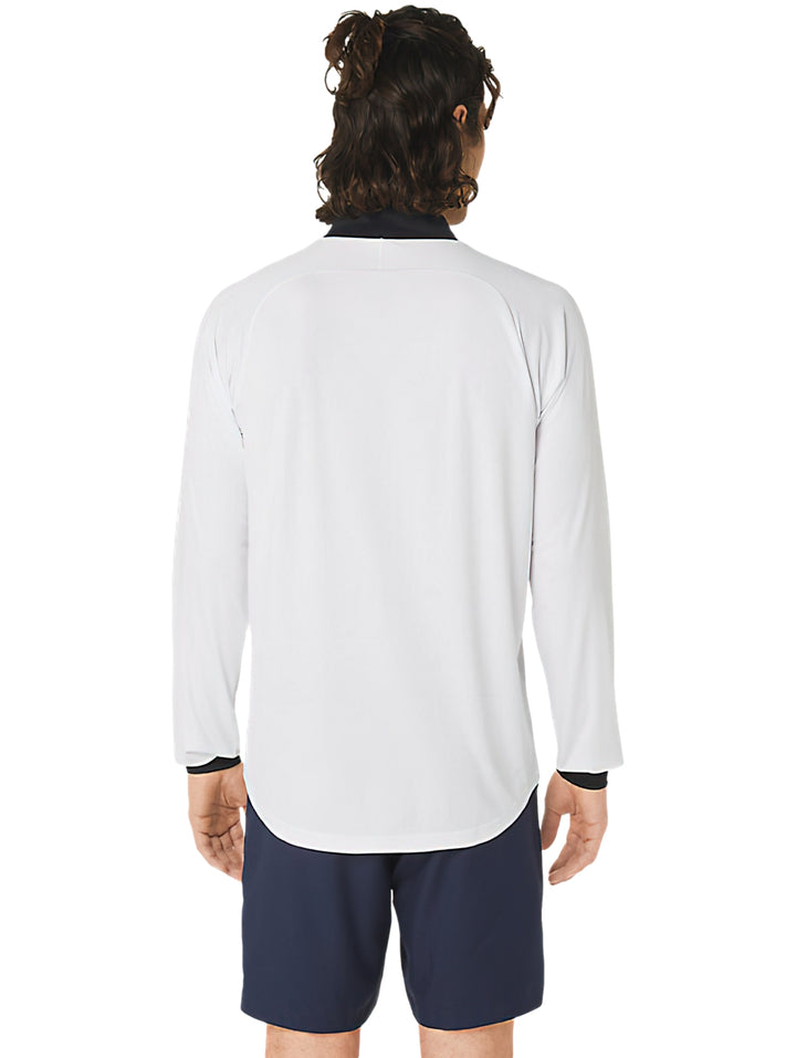 Hombre usando playera deportiva ASICS blanca de manga larga con cuello negro y medio cierre.