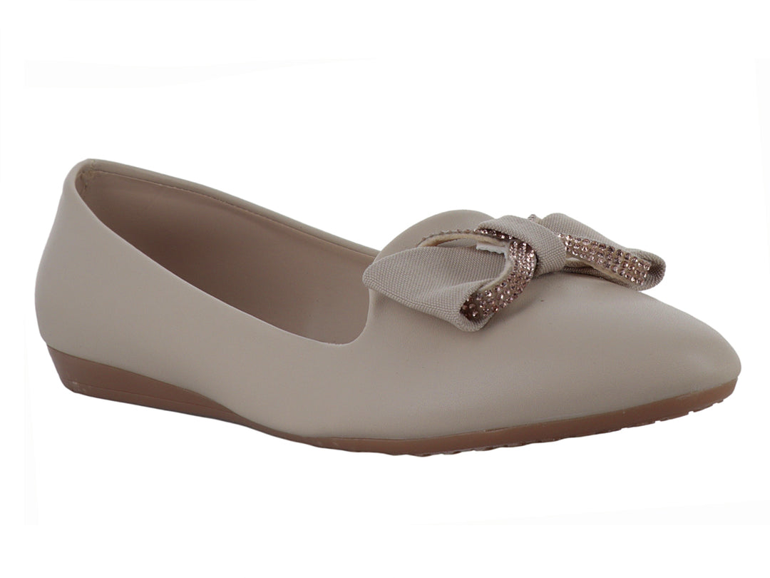 Zapatos planos para mujer en color beige con un detalle decorativo en la parte superior y suela marrón.