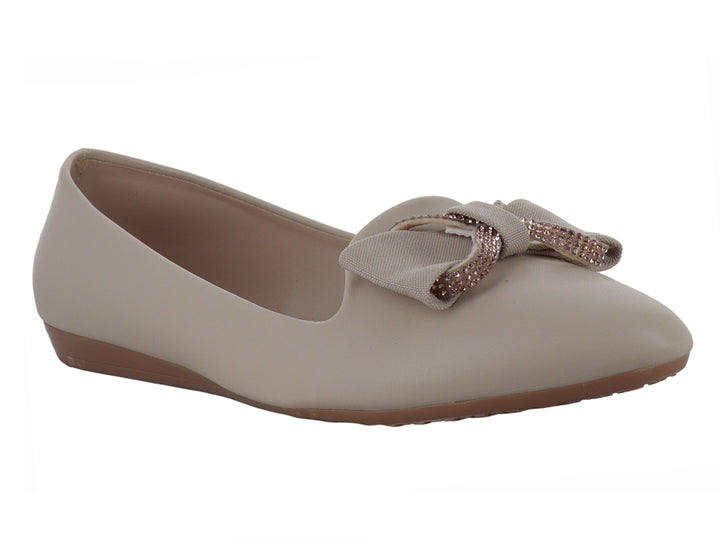 Zapatos planos para mujer en color beige con un detalle decorativo en la parte superior y suela marrón.