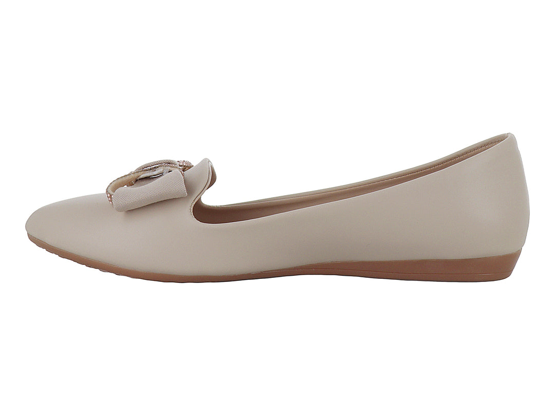 Zapatos planos para mujer en color beige con un detalle decorativo en la parte superior y suela marrón.