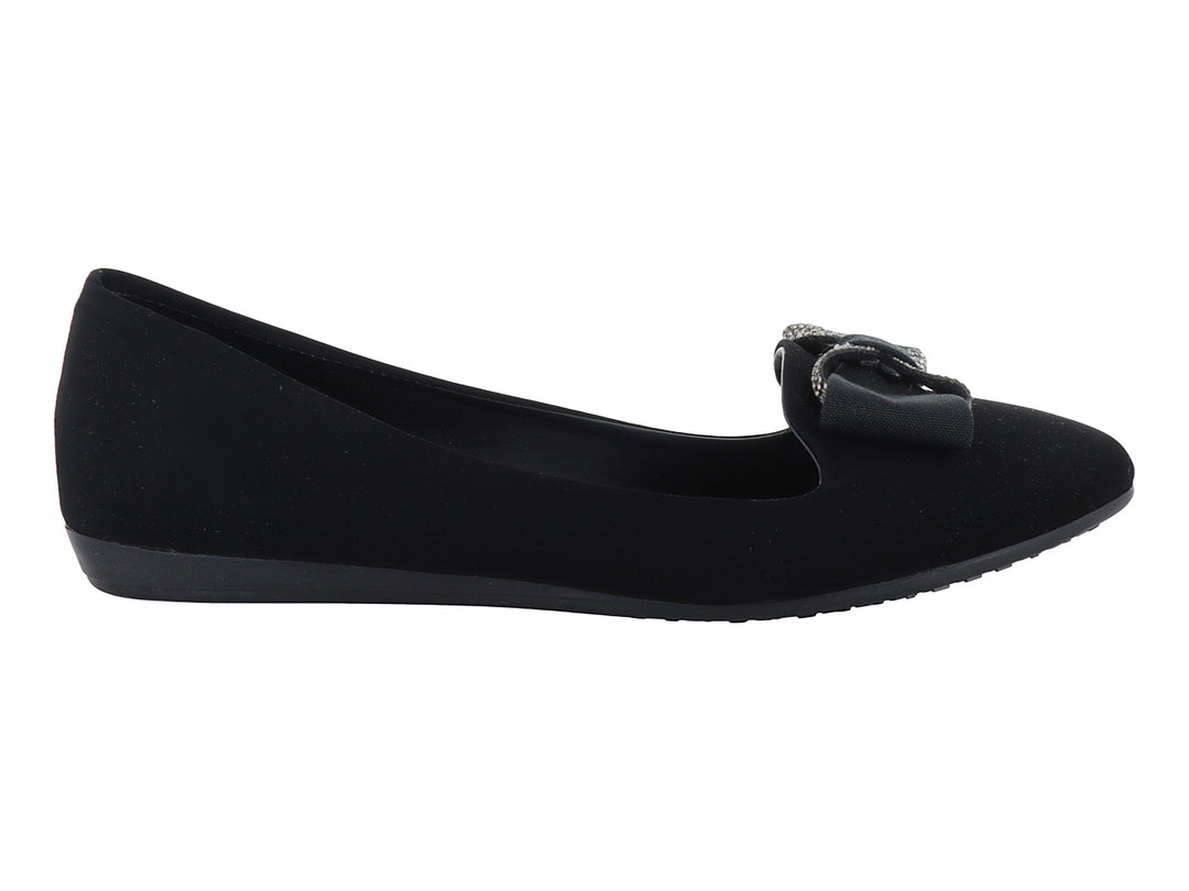 Zapato plano color negro para Mujer con detalle de moño decorativo en la parte frontal.