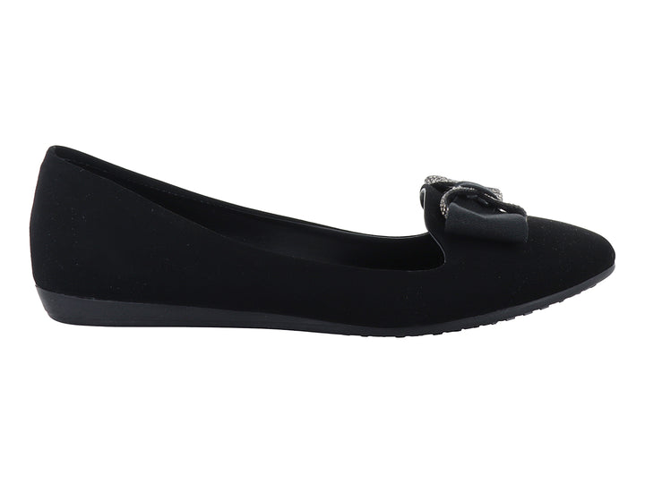 Zapato plano color negro para Mujer con detalle de moño decorativo en la parte frontal.
