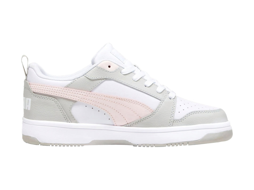 Tenis PUMA Rebound V6 Low color blanco con detalles en gris y una franja rosa pastel.