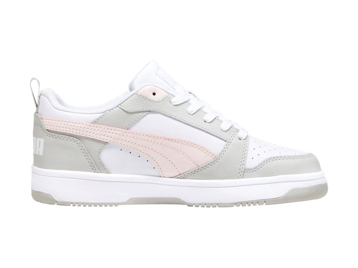Tenis PUMA Rebound V6 Low color blanco con detalles en gris y una franja rosa pastel.