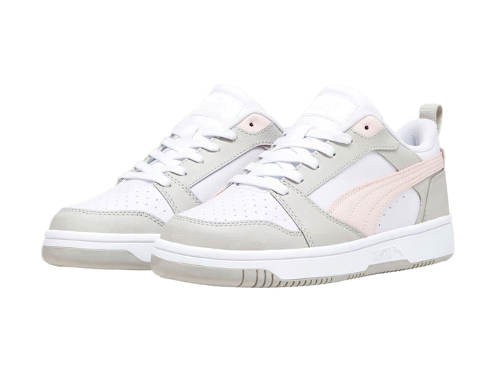 Tenis PUMA Rebound V6 Low color blanco con detalles en gris y una franja rosa pastel.