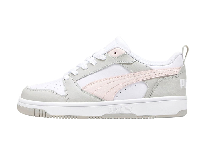 Tenis PUMA Rebound V6 Low color blanco con detalles en gris y una franja rosa pastel.