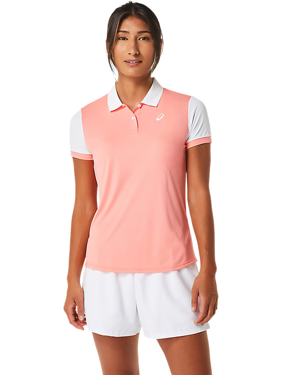 Camiseta polo deportiva ASICS para mujer en color guava con mangas y cuello blancos.