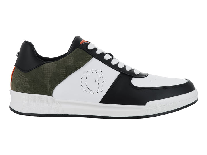 Tenis Guess multicolores en blanco, negro y verde oliva con suela blanca y detalles en naranja.
