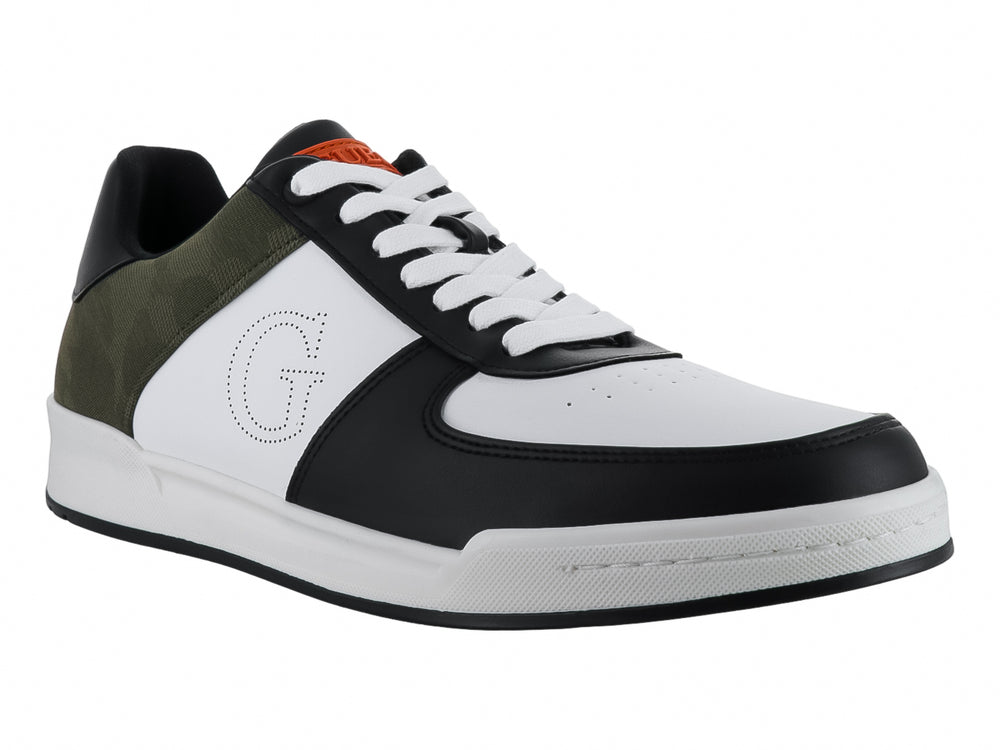 Tenis Guess multicolores en blanco, negro y verde oliva con suela blanca y detalles en naranja.
