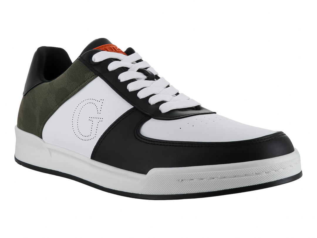 Tenis Guess multicolores en blanco, negro y verde oliva con suela blanca y detalles en naranja.