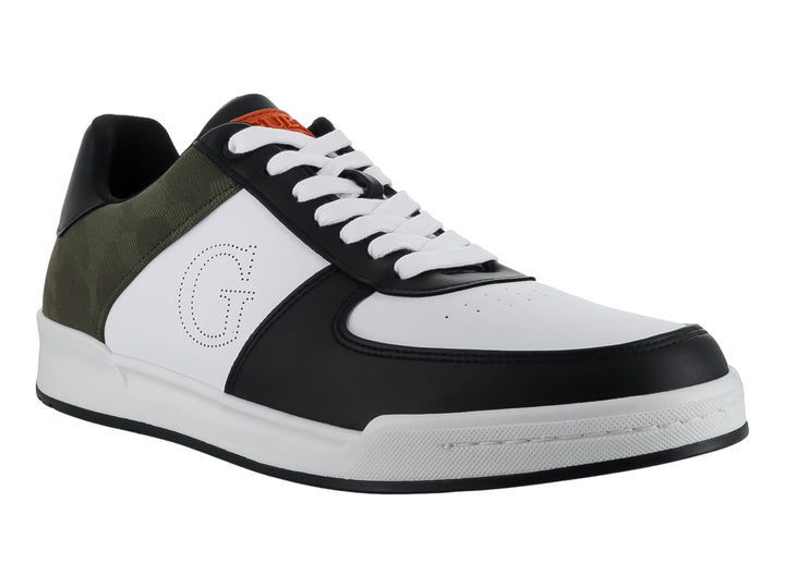 Tenis Guess multicolores en blanco, negro y verde oliva con suela blanca y detalles en naranja.