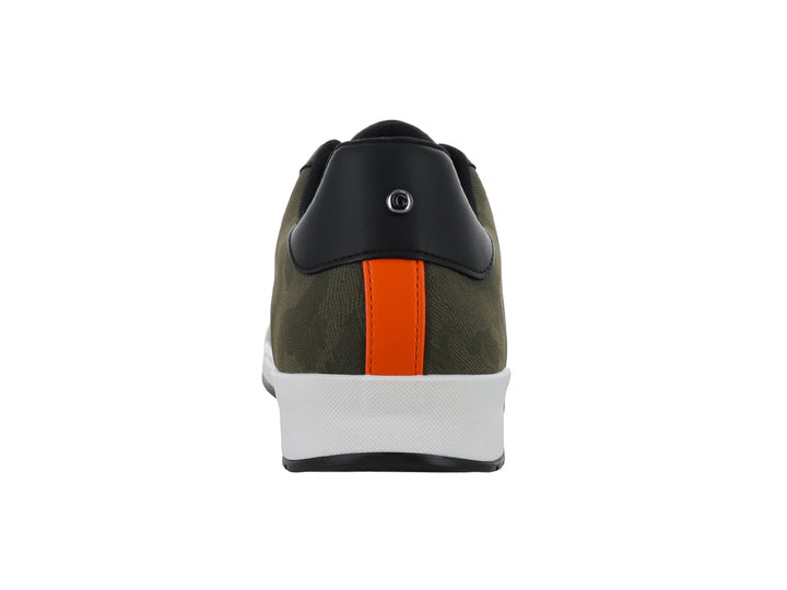 Tenis Guess multicolores en blanco, negro y verde oliva con suela blanca y detalles en naranja.