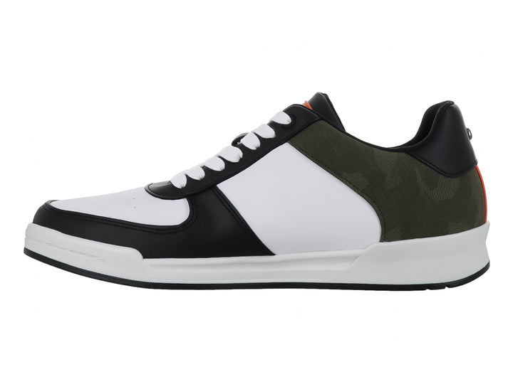 Tenis Guess multicolores en blanco, negro y verde oliva con suela blanca y detalles en naranja.