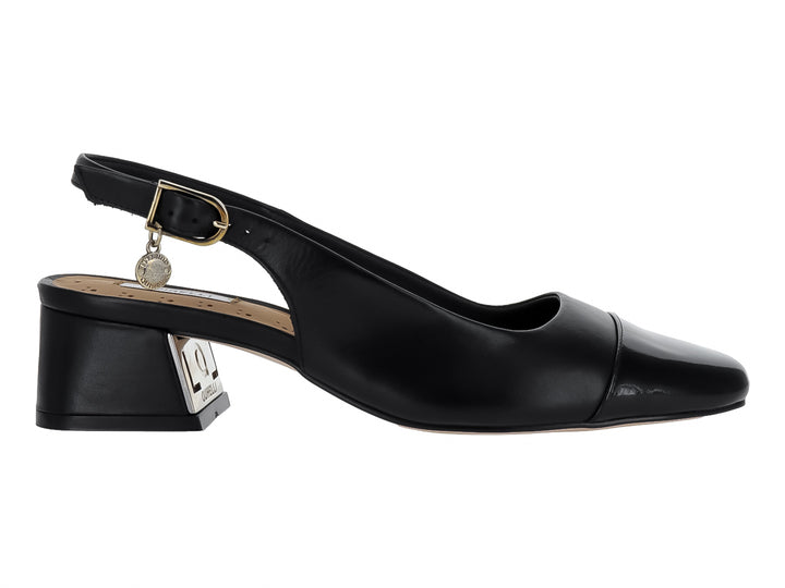 Zapato de tacón ancho color negro con correa posterior y hebilla dorada.