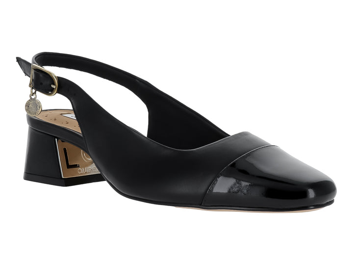 Zapato de tacón ancho color negro con correa posterior y hebilla dorada.