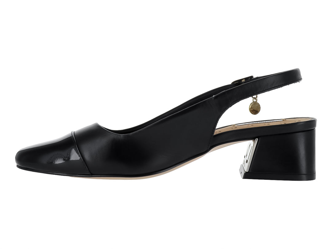 Zapato de tacón ancho color negro con correa posterior y hebilla dorada.