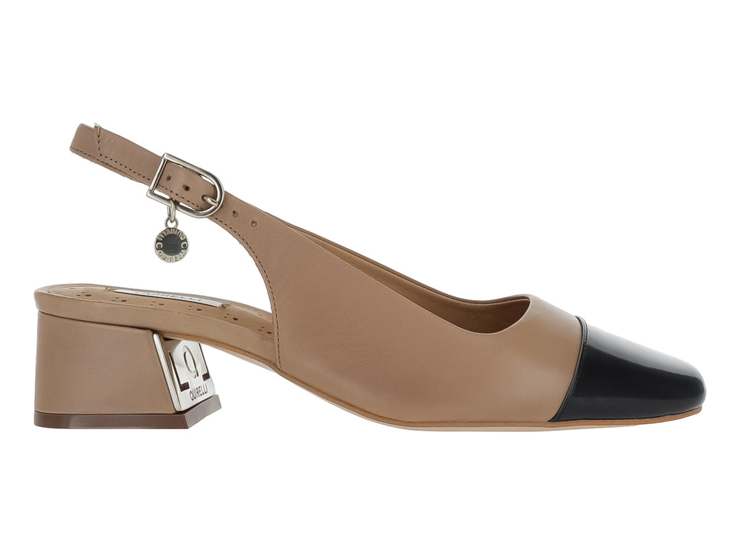 Zapato de tacón cuadrado color nude con punta negra y correa ajustable.
