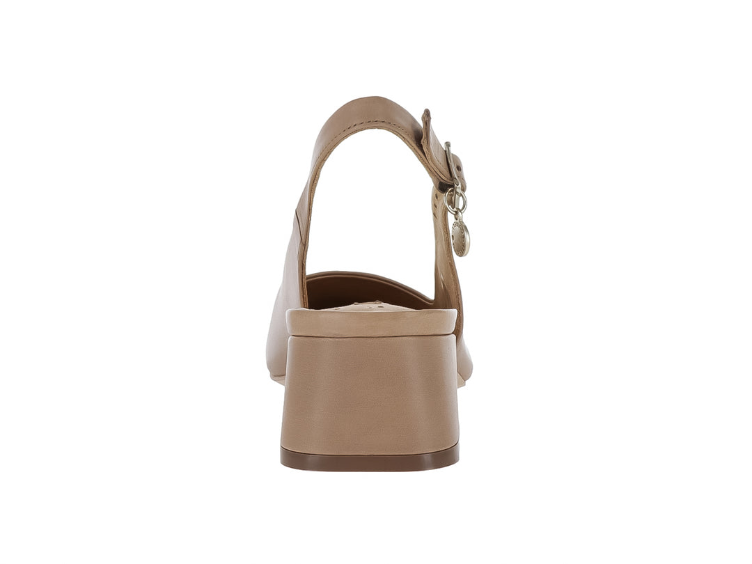 Zapato de tacón cuadrado color nude con punta negra y correa ajustable.