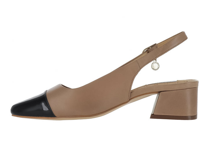 Zapato de tacón cuadrado color nude con punta negra y correa ajustable.