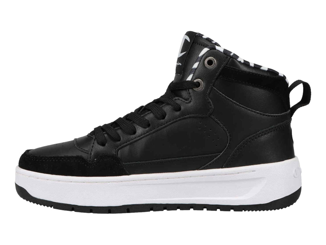 Tenis Champion de cuello alto en color negro con suela blanca y detalle de patrón cebra en el interior.