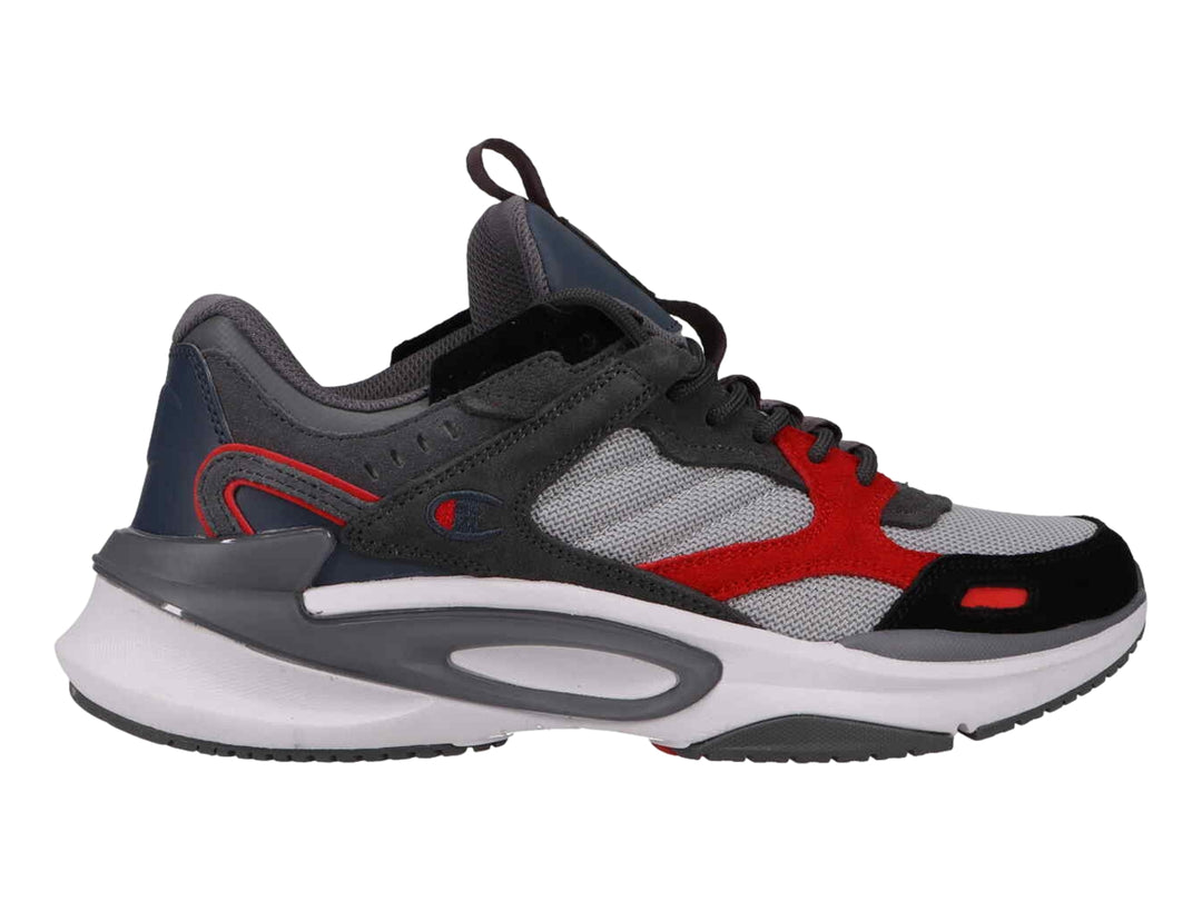 Tenis deportivos Champion en colores gris, negro y rojo con suela blanca gruesa.