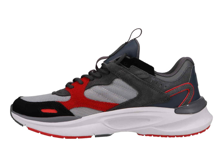 Tenis deportivos Champion en colores gris, negro y rojo con suela blanca gruesa.