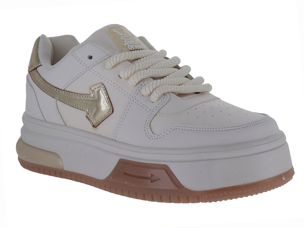 Tenis blancos con detalles dorados y suela color café.