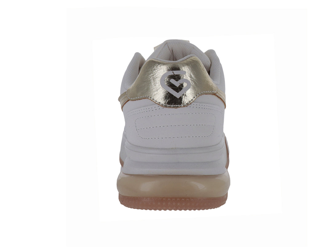 Tenis blancos con detalles dorados y suela color café.