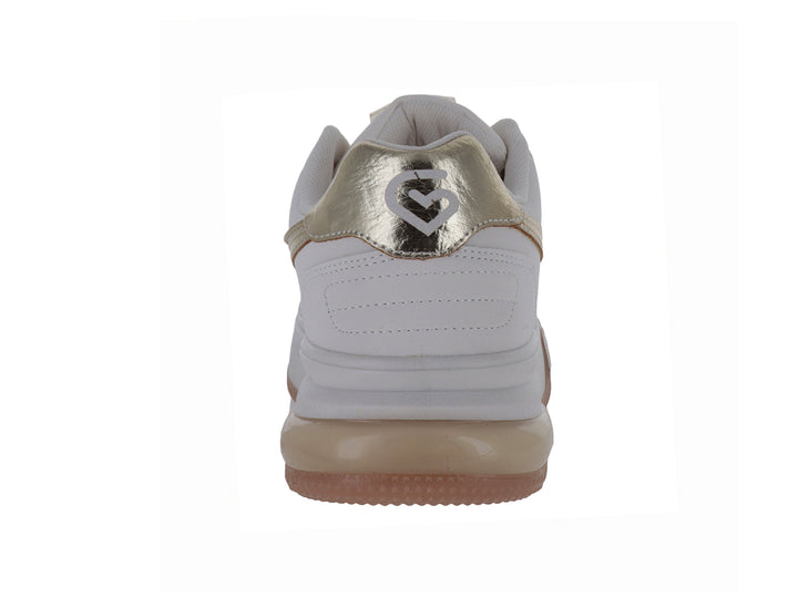 Tenis blancos con detalles dorados y suela color café.